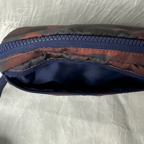 lululemon athletica Camo Crossbody Bag - Picture 4 of 6